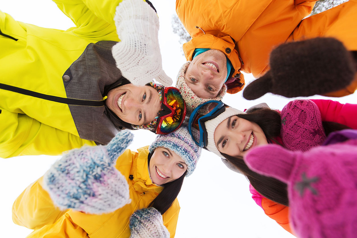 vacanza sulla neve ragazzi sci e divertimento