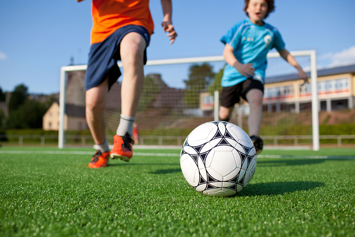 campo estivo centrato sullo sport e il calcio