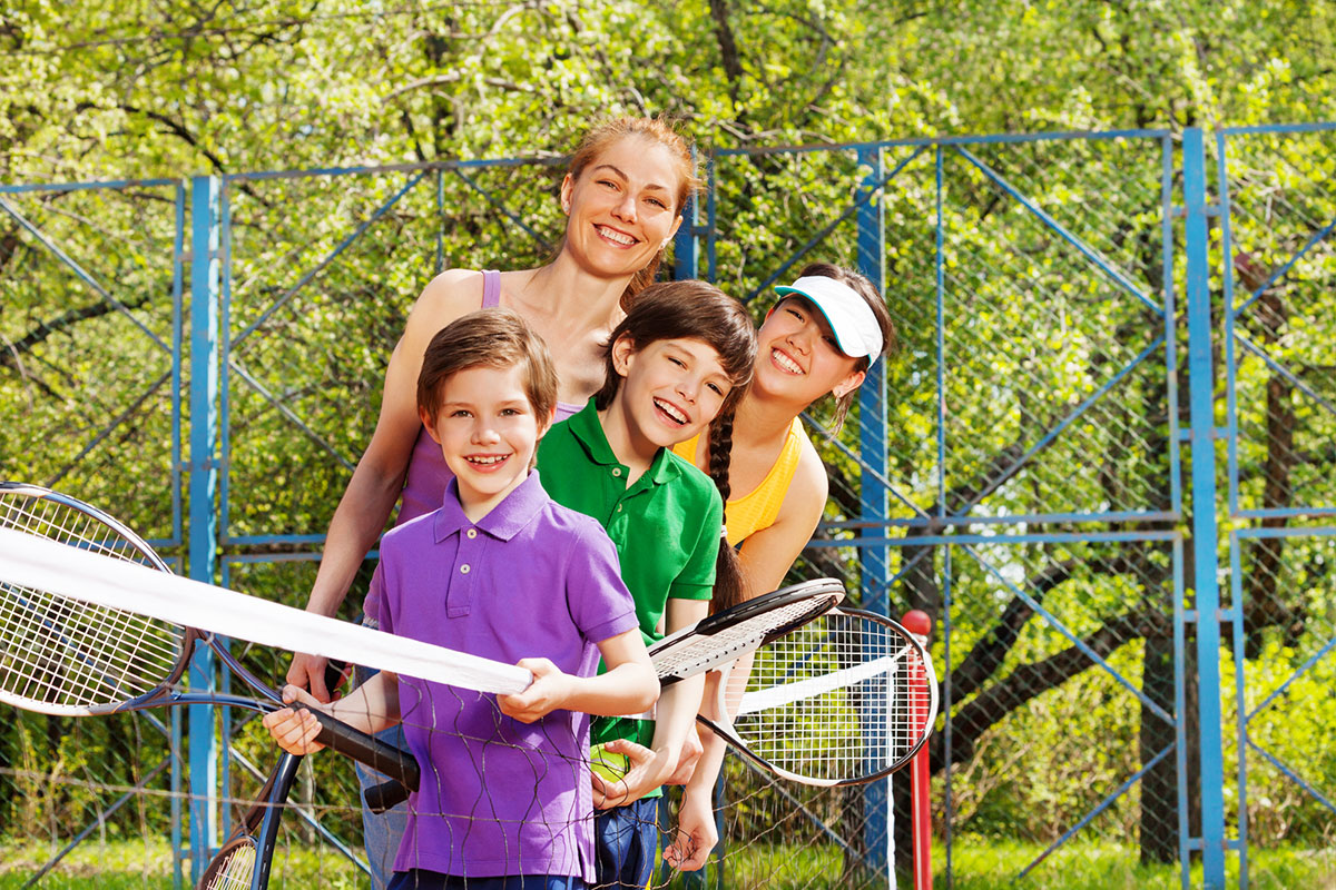 campi estivi per bambini a livorno in toscana, con sport come il tennis per imparare il lavoro di gruppo e le competenze sociali