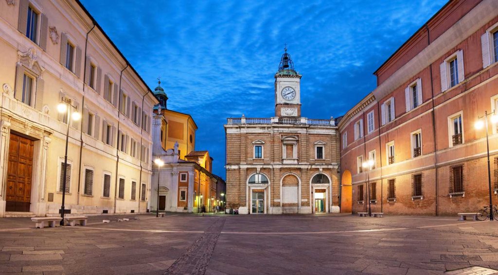 Piazza del Popolo a Ravenna con i palazzi illuminati