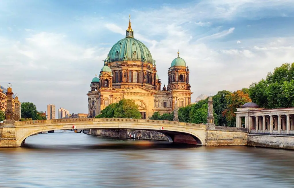 Il Duomo di Berlino sulla Sprea, con il ponte in primo piano