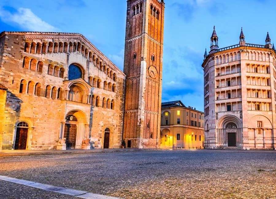 Piazza Duomo a Parma con la cattedrale, il campanile e il battistero