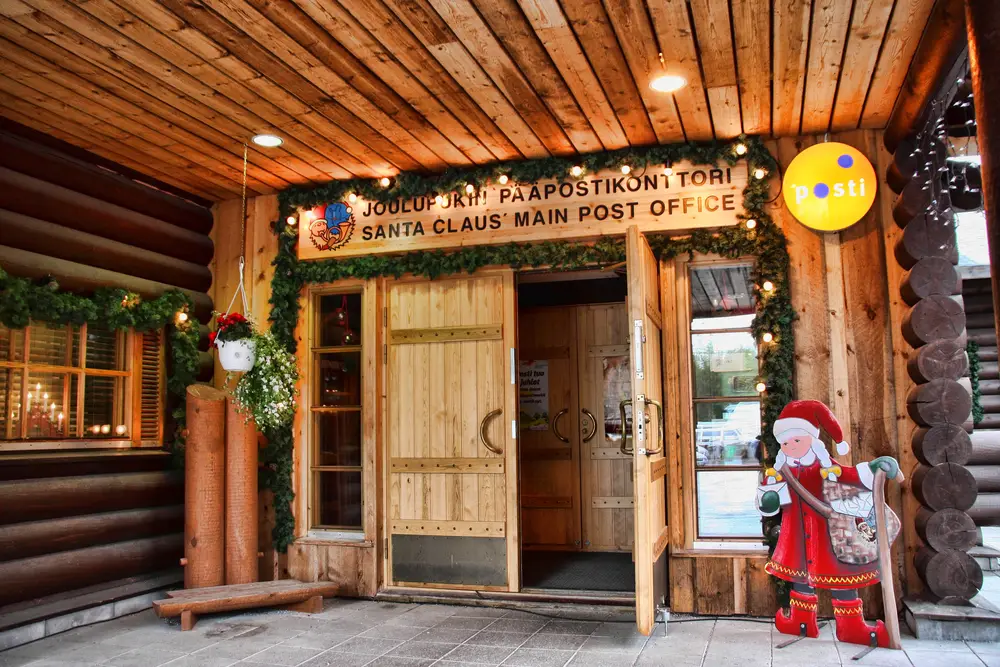 L'ufficio postale di Babbo Natale a Rovaniemi, addobbato per il Natale