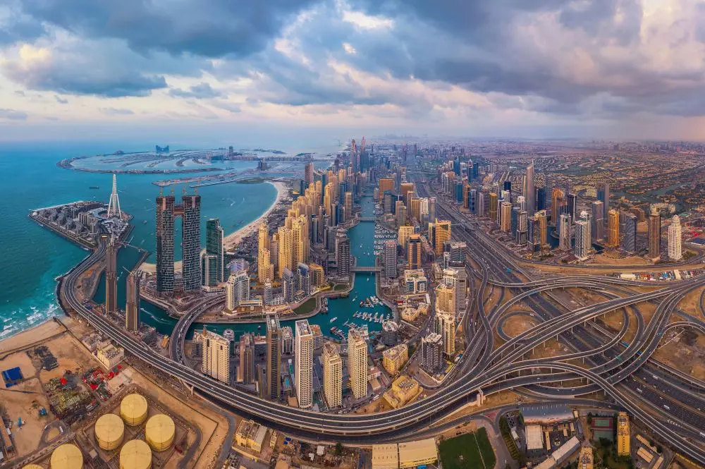 Dubai vista dall'alto, con i grattacieli e le strade verso il mare