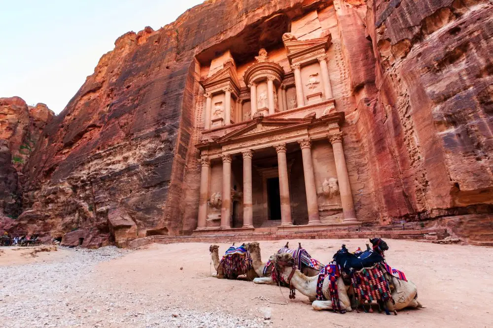 Il Tesoro di Petra con i cammelli in attesa davanti alla facciata
