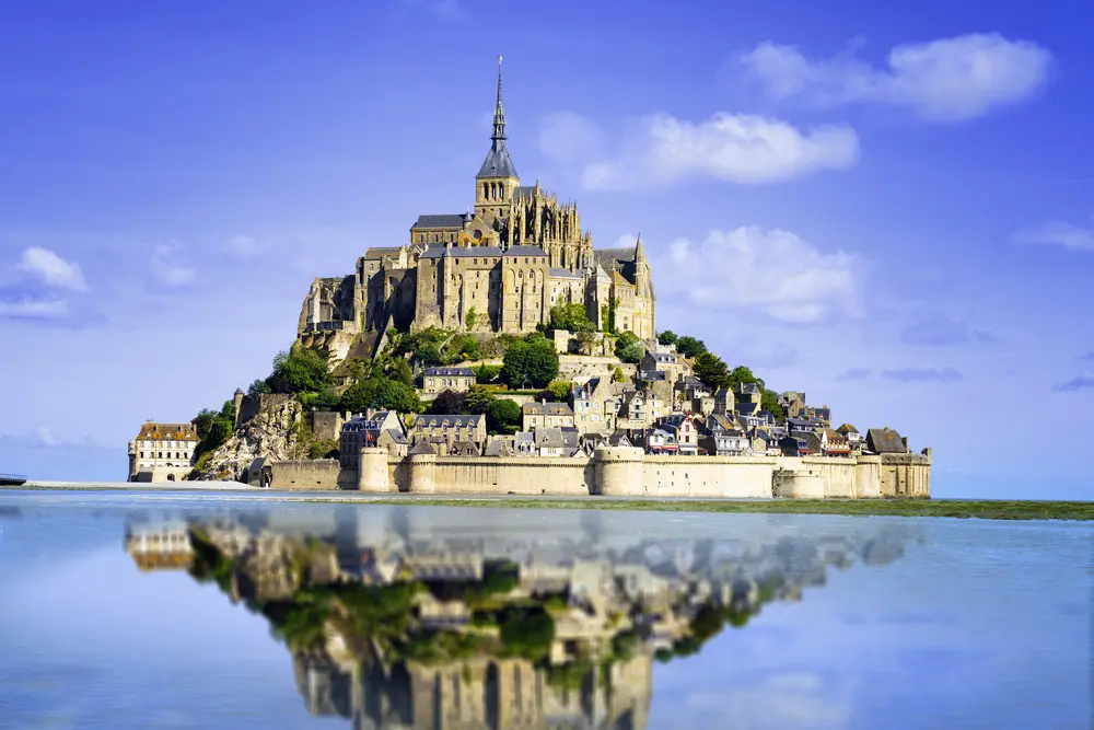 Mont Saint-Michel riflesso nell'acqua, Normandia