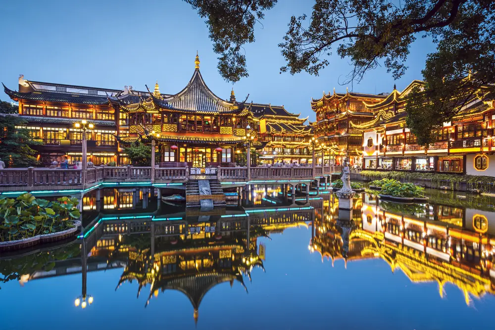 Il giardino Yuyuan di Shanghai con le case da tè riflesse nell'acqua