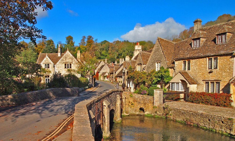Cottage in pietra e ponte sul torrente in un villaggio delle Cotswolds