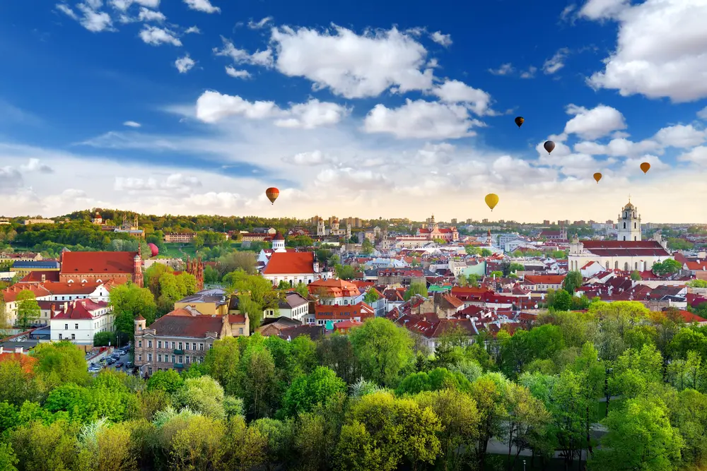 Vilnius vista dall'alto, con le mongolfiere sopra la città vecchia