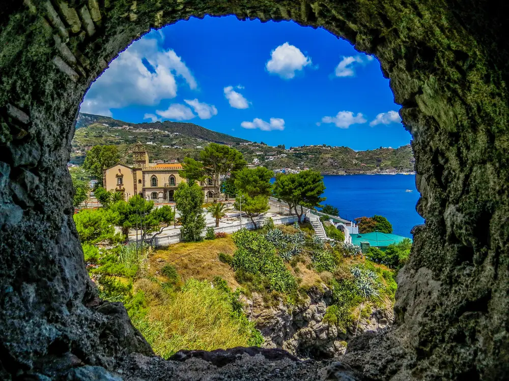 Le Isole Eolie viste dall'interno di una grotta sul mare