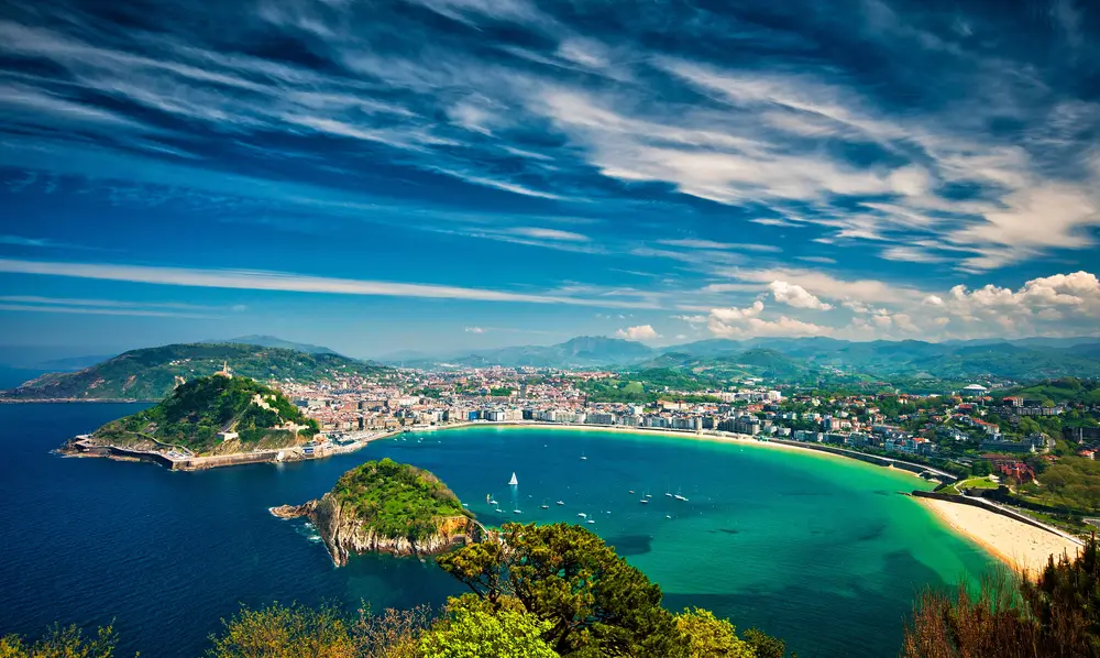 La baia della Concha a San Sebastián vista dall'alto