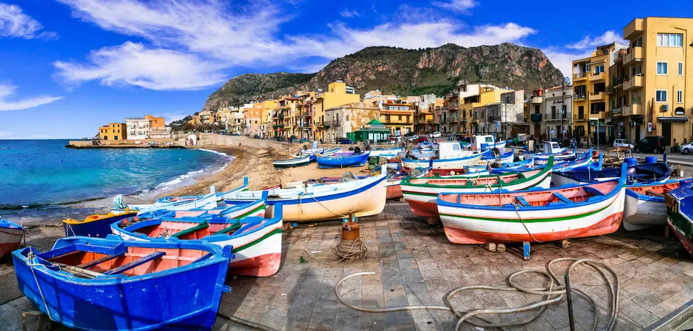 Le barche colorate tirate a riva nel borgo di pescatori siciliano