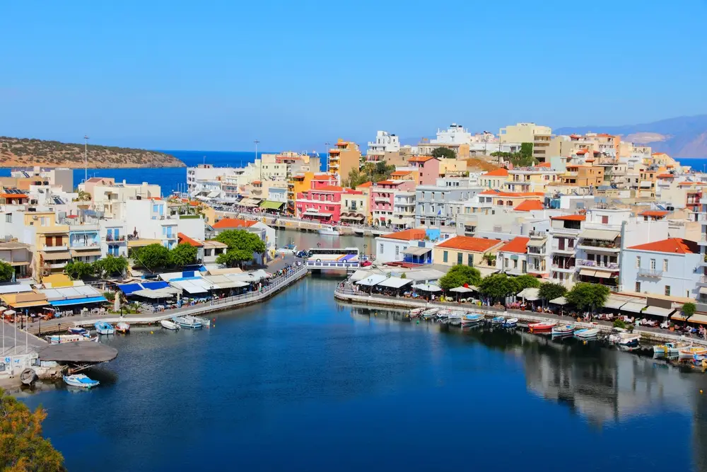 Porto di un villaggio cretese con le case colorate e le barche ormeggiate