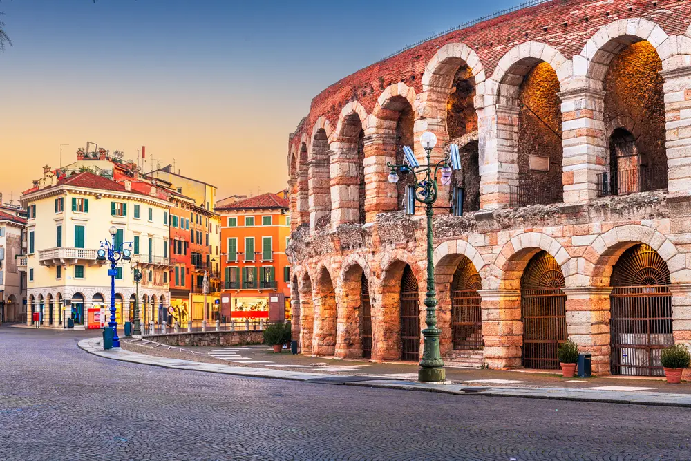 L'Arena di Verona all'alba, con le case colorate della piazza