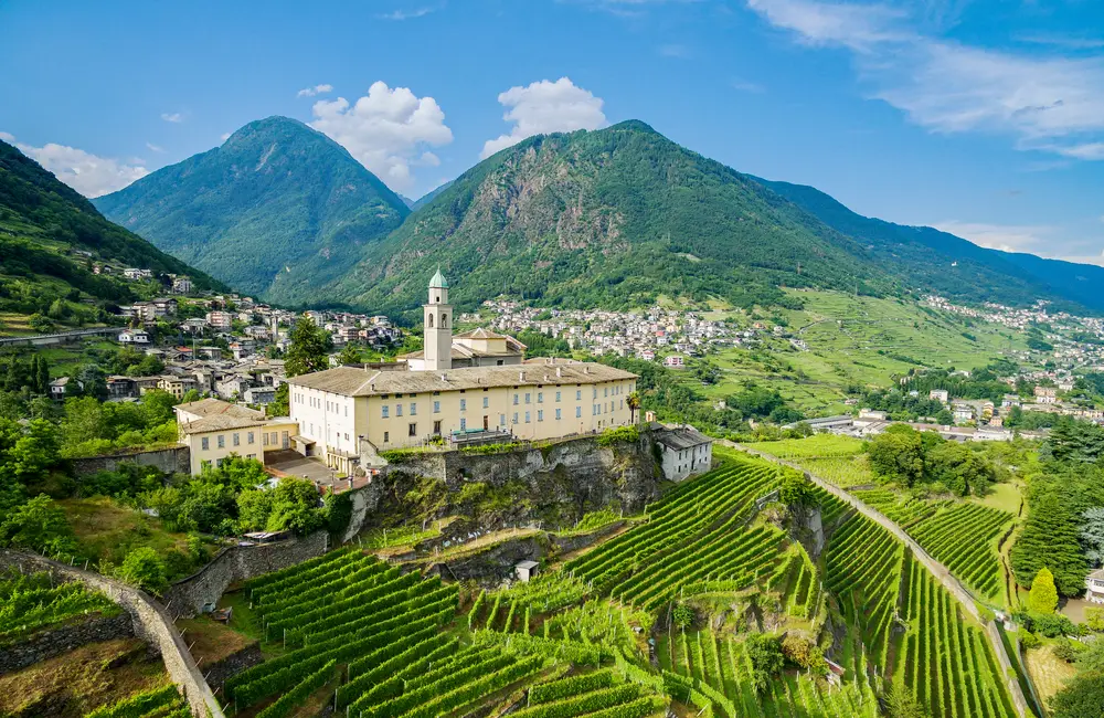 Il borgo e i vigneti terrazzati della Valtellina, con le montagne