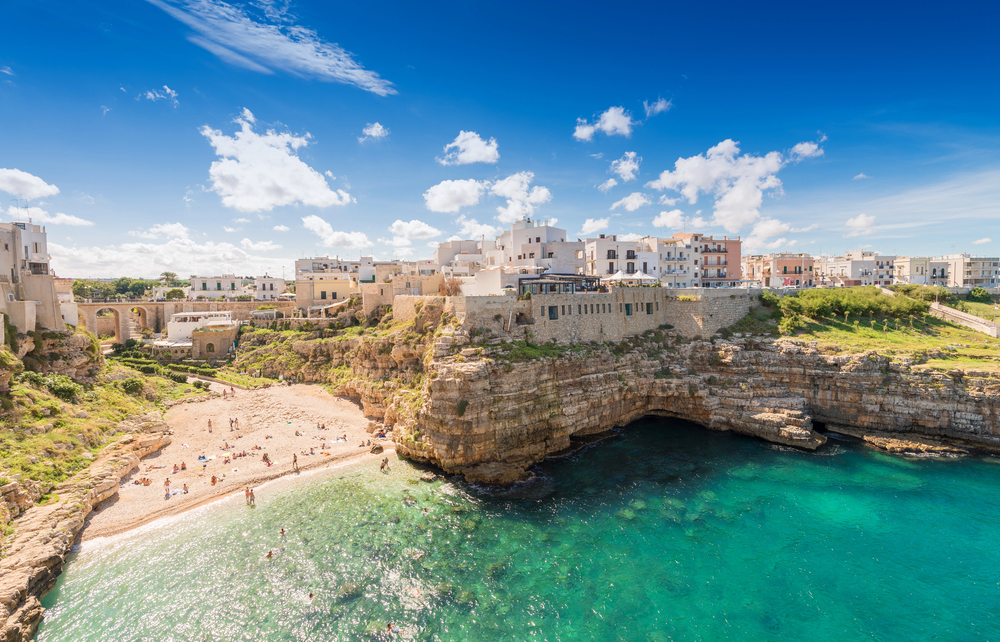 La spiaggia e l'arco di roccia di Polignano a Mare, in Puglia