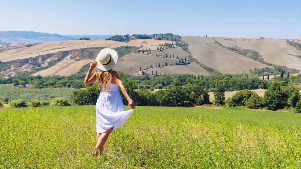 Colline della Maremma toscana con cipressi e campi coltivati
