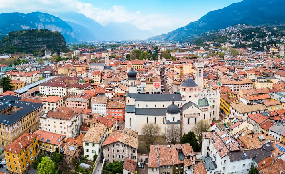 Trento vista dall'alto, con i tetti del centro e le montagne