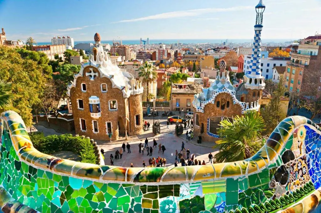 Il Parco Güell di Barcellona con le case di Gaudí e la città sullo sfondo
