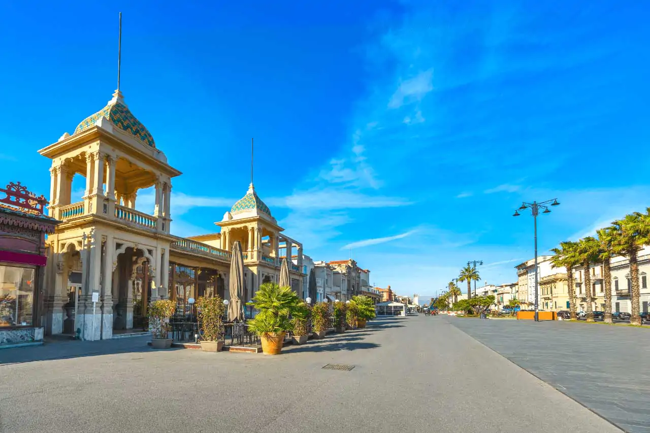 Viareggio-La-Bussola-on-the-Road